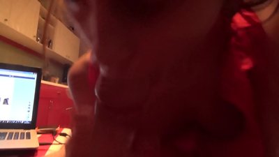 Nxënësja thith karin e vëllait të saj ndërsa askush nuk është në shtëpi