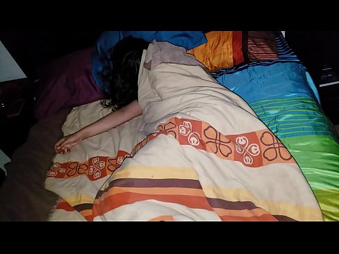 ❤️ Njërku qorton njerkën e tij të re ndërsa ajo fle. ❤ Porno shtëpie tek ne ☑